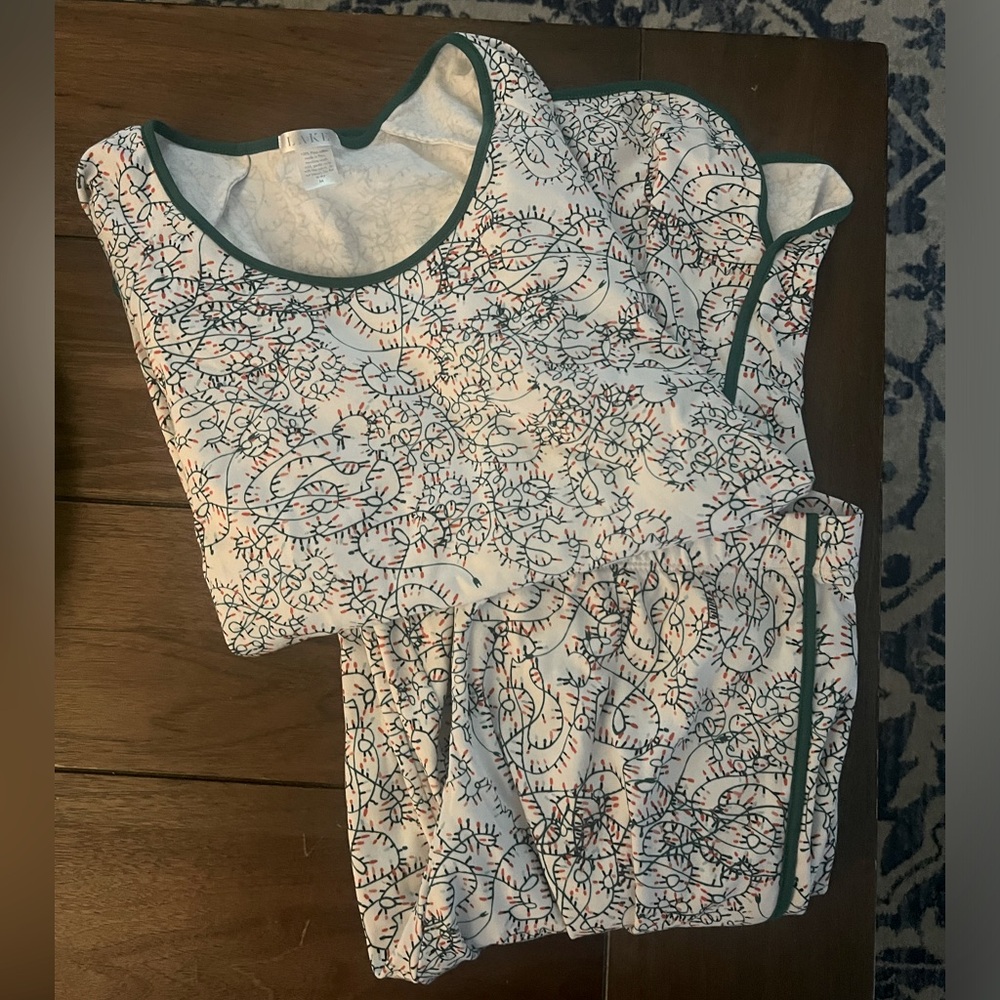 Women’s Lake Pajamas Size Medium Tangled Lights
